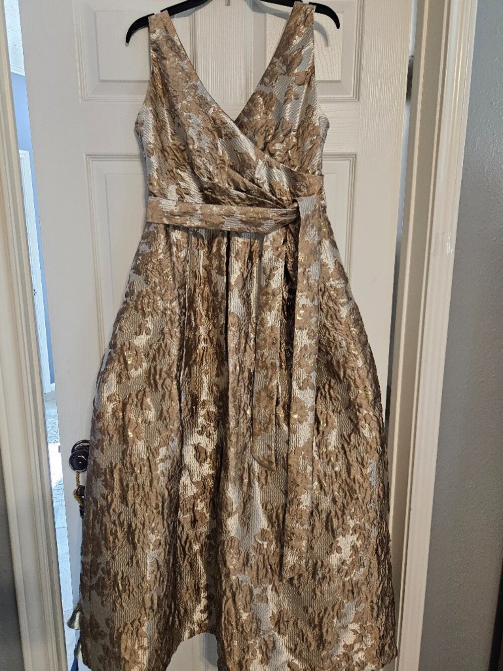 Donna Karan New York Petite Sleeveless Metallic Brocade V Neck Ball Gown 12P